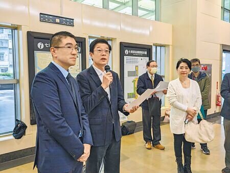 
立法院財政委員會召委羅明才（左二）、立委李貴敏（右二）視察基隆市政府，基隆市長謝國樑（左一）針對活化利用國有土地、發展地方建設及稅務稽查比例過高等議題尋求財委會協助。（張志康攝）
