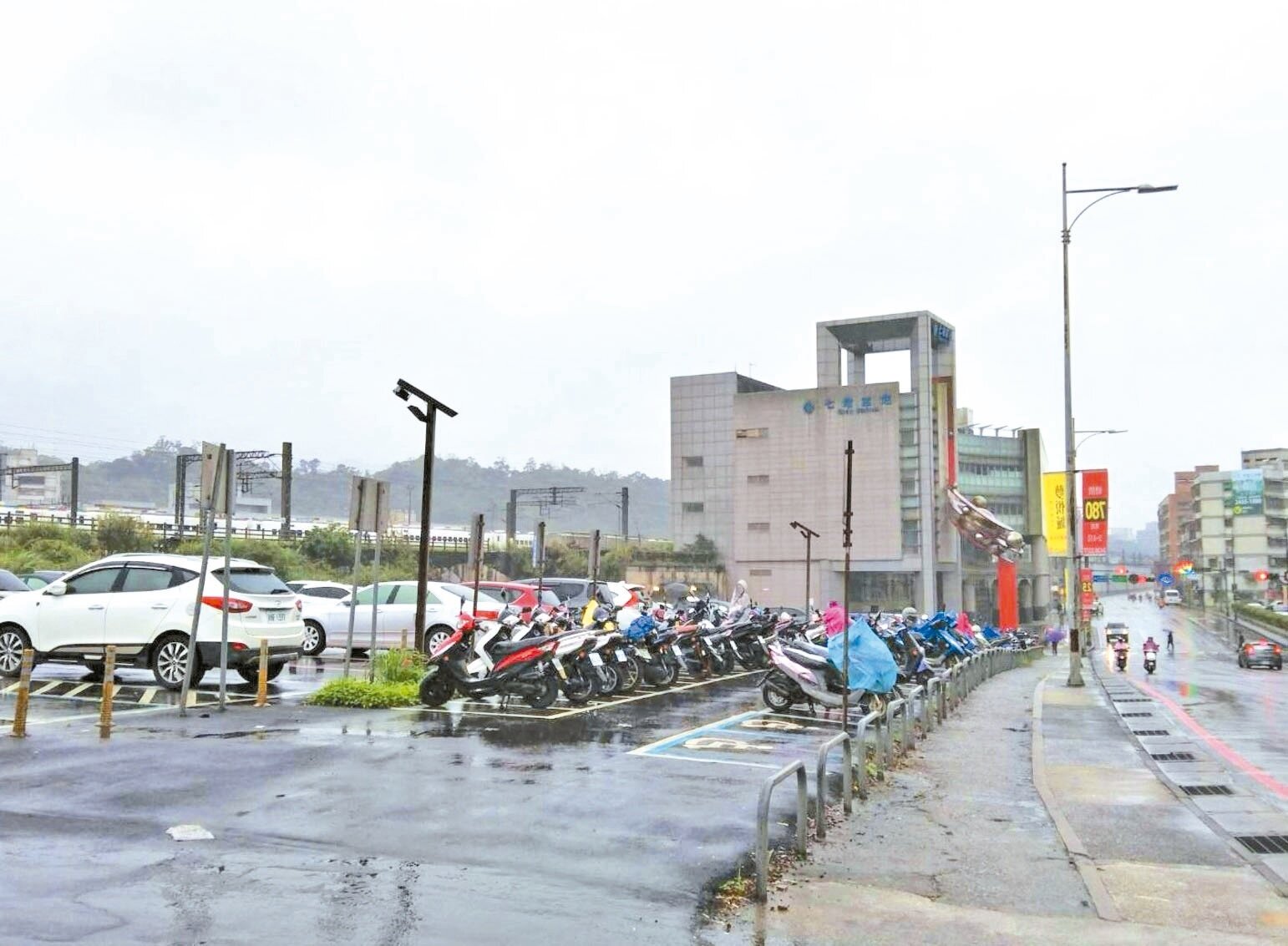 基市府和台鐵局有意合作開發七堵火車站旁土地,興建商辦大樓,但因周邊住商發展緩慢,引發不看好商業前景的疑慮。記者邱瑞杰/攝影