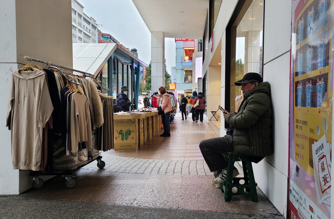 國發會發布2月景氣燈號續亮低迷藍燈,已經連4藍,且綜合判斷分數跌至10分,續創14年新低。國發會指出,全球景氣低迷,終端市場需求不振,加以產業鏈持續調整庫存,致2月生產面、貿易面、金融面、信心面指標仍低迷,惟內需消費回溫,零售及餐飲業營業額均較去年同期擴增。記者曾學仁/攝影