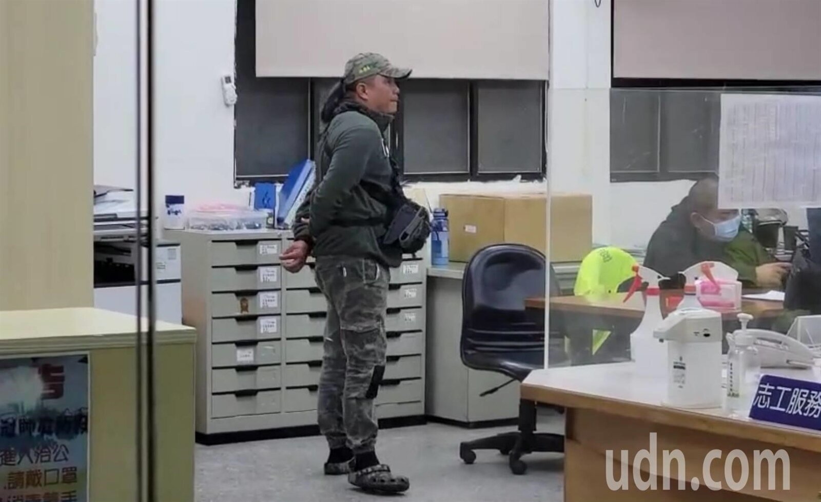 林姓獵人表示他當下擔心狒狒會攻擊在場民眾才會開槍,而且他有詢問能否開槍,經同意後才開槍。記者曾增勳/攝影