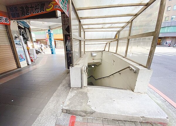 新北市持續推動閒置人行地下道封閉廢除作業,位於永和樂華夜市外的中山永平地下道也在今年2月廢除。(新北市工務局提供/呂健豪新北傳真)