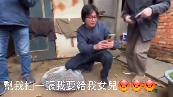 桃園市農業局專門委員盧紀燁昨(27日)表示,抵達時已發現狒狒的狀況不太好。卻被抓包現場露出笑容,讓網友無法接受。圖/翻攝我是中壢人