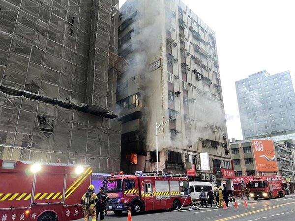 高雄市前鎮區一心二路某大樓今天（28日）清晨發生火警，消防人車趕到場滅火。記者林保光／翻攝