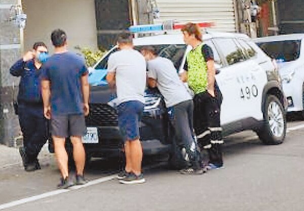 南投埔里鎮85歲吳姓女屋主與58歲兒子死亡多日,遺體均腫脹發黑腐爛。(民眾提供/楊靜茹南投傳真)