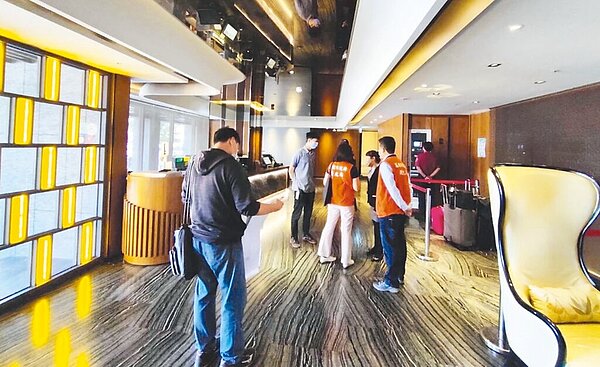 高市觀光局近日稽查11家飯店,查獲城市商旅德立莊博愛館1晚售價1萬3365元,超出備查價格,予以重罰3萬元。圖/高市觀光局提供