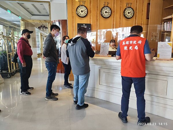 高雄市府相關單位聯合稽查旅宿業,今天公布違規名單。圖/高雄市觀光局提供