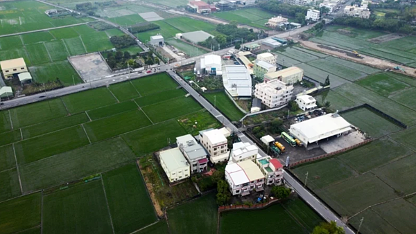 未登記工廠提送改善計畫期限20日截止，桃園市經發局今天到議會工作報告，藍綠多名議員質疑，經發局駁回案件數量過高。聯合報資料照片