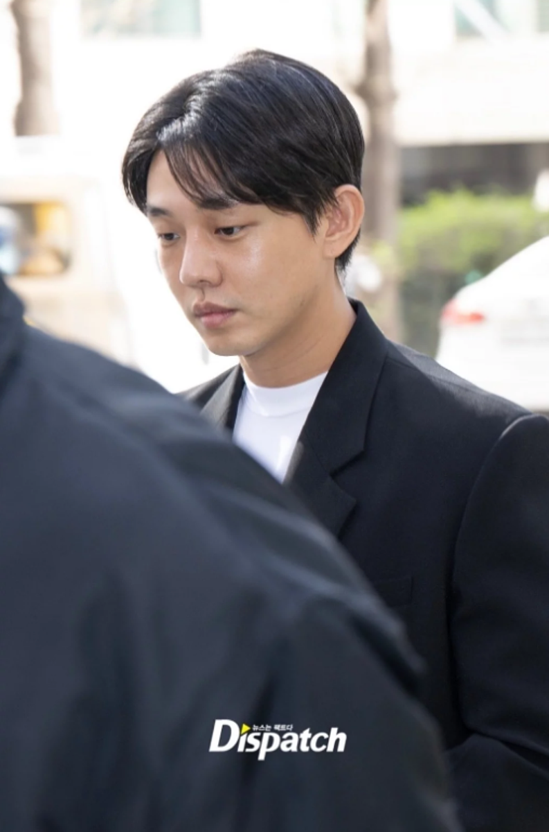 劉亞仁一臉憔悴接受警方傳喚。圖/摘自Dispatch