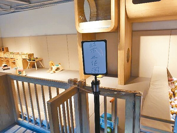 北市2家親子餐廳,因遊戲場無法檢具安檢報告,暫停使用。圖/北市衛生局提供