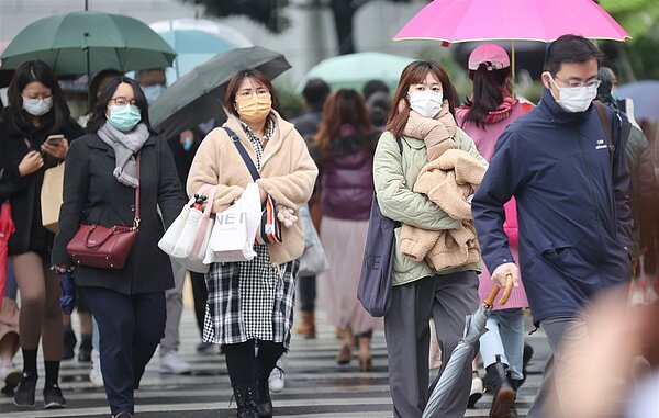 今起雨勢漸緩,天氣風險公司指出,明天比今天溫暖,連北部都有陽光露臉,各地高溫有機會達24度以上,中南部上看28-30度。聯合報系資料照