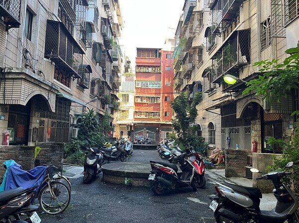 蘆洲海砂屋社區建物外觀。圖/新北市政府提供