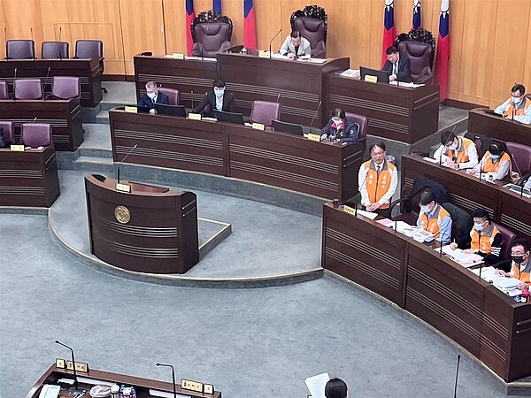 桃園市議會今舉行交通局工作報告,有許多議員質詢有關基北北桃及桃竹竹苗公共運輸定期月票的上路時間。記者陳右豪/攝影