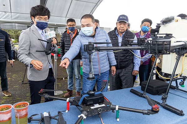 新北市首用無人機造林，透過無人機技術讓崩塌地或林火復舊地能快速恢復植生。圖／新北市政府提供