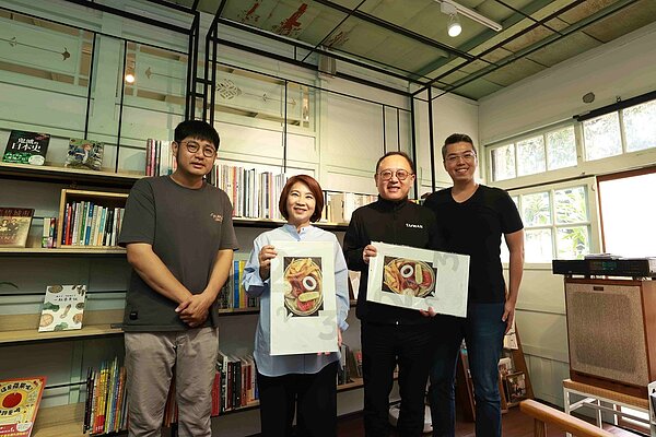 文化部長史哲(右2)與屏東縣長周春米(左2)參觀勝利星村「繫。本屋」獨立書店。文化部/提供