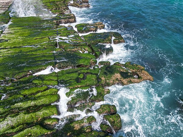 老梅綠石槽也已進入最翠綠的季節，是來到東北角必訪的季節限定美景。圖／新北市觀光旅遊局提供