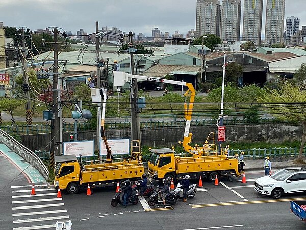 為了避免鳥類在電桿上築巢干擾配電設備造成停電事故,台電每年都派出員工在轄區內加強線路巡視。圖/台電北西區營業處提供