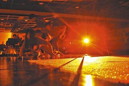 文化部將發放1200元「文化成年禮金」給年滿18至21歲民眾,可在藝文展演等4大類型合作店家使用,遭質疑是賄賂青年的「選舉小費」。圖為兩廳院2023新點子實驗場。(杜宜諳攝)