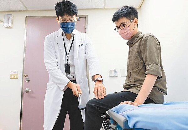 正常情形下敲打關節,脫髓鞘多發性神經炎患者反射會下降或消失。圖非新聞主角。(屏基提供/林和生屏東傳真)