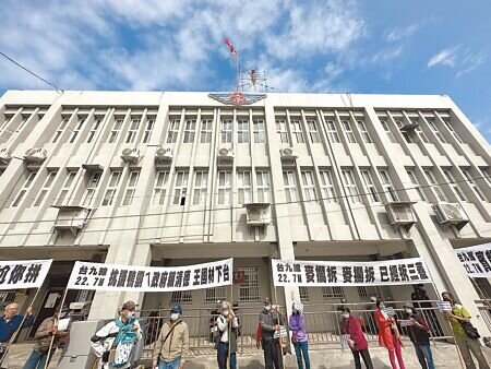 交通部公路總局規畫台9線拓寬工程,因初鹿到賓朗段需拆除沿線部分房屋,引發民怨,當地居民昨日到台東工務段舉白布條抗議。(蔡旻妤攝)