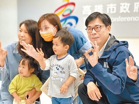 搶救高雄生育率，高雄市長陳其邁（右）28日宣布，推動生育津貼333，也就是生3胎各補助3萬元，適用於4月1日出生的新生兒。（柯宗緯攝）