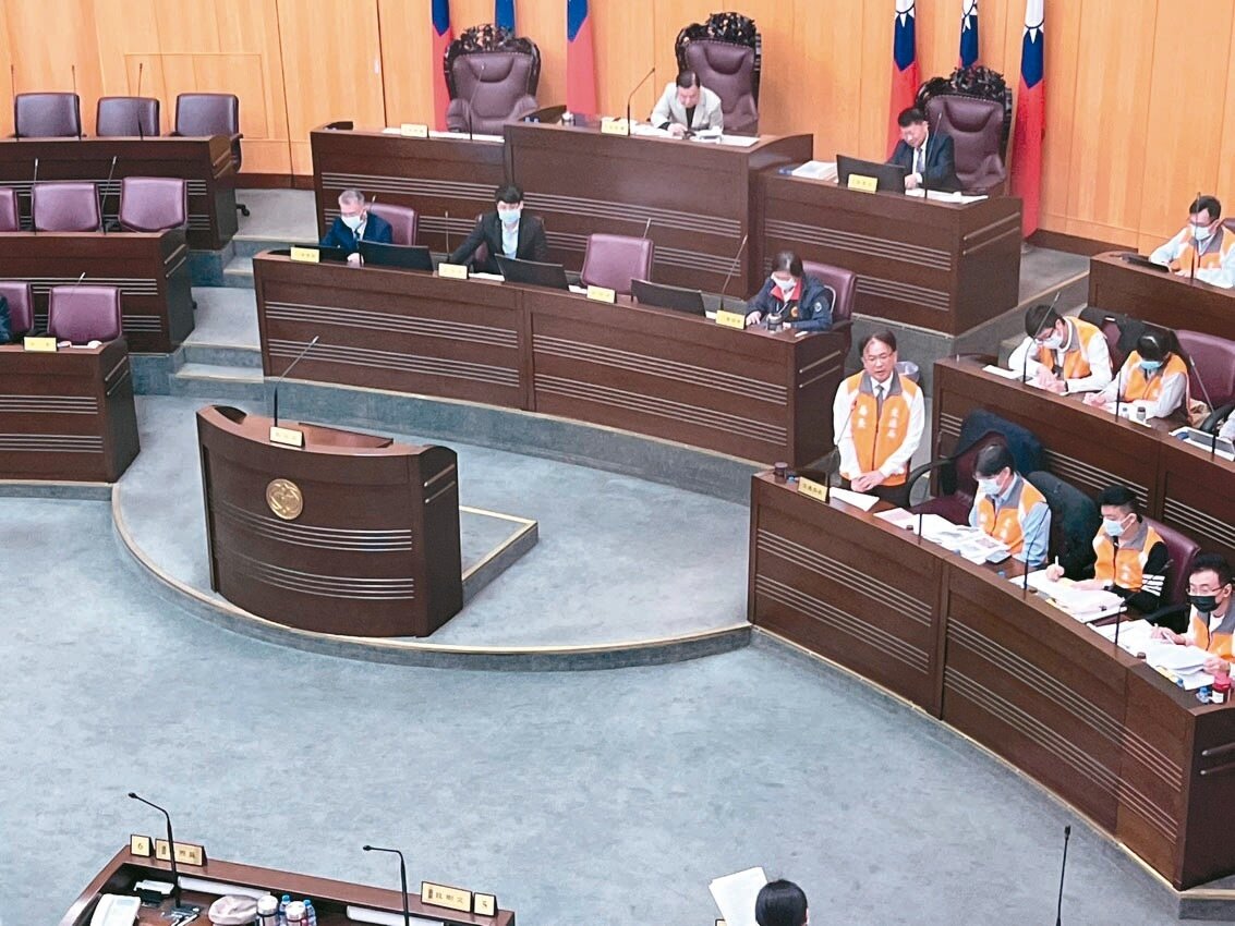 桃園市交通局昨天到市議會工作報告,1200月票何時上路成眾人關注焦點。記者陳右豪/攝影