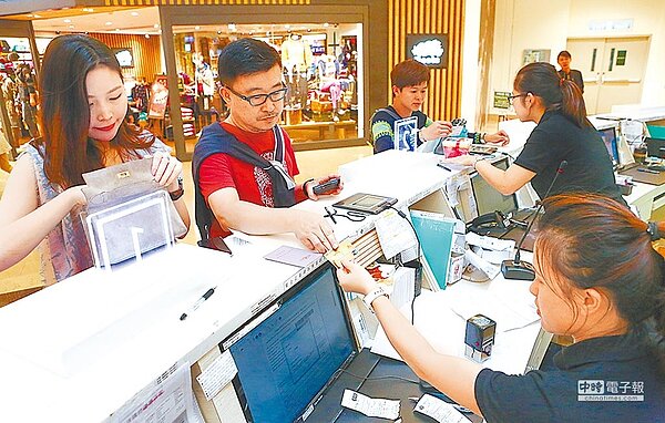 邊境解封國際客飆,國內百貨退稅額翻數十倍。圖/中時報系資料照