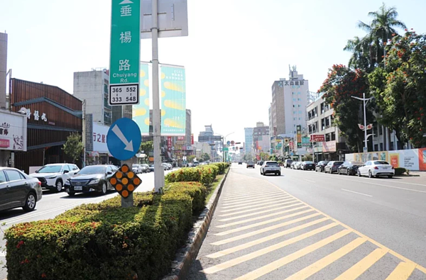 嘉義市垂楊路路面重鋪後,內側車道畫黃色槽化線,市府提出數據顯示有效讓交通更順暢、降低事故。圖/嘉義市政府提供