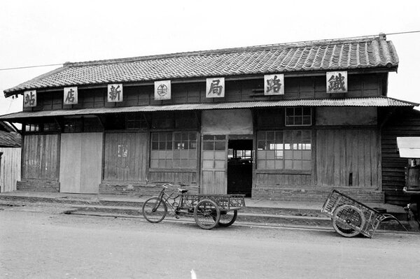 這是1965年即將拆除的臺鐵新店線最南端的新店站，地點在今新北市新店區光明街45號。（張哲生提供）