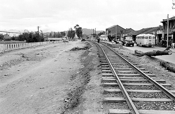 1965年3月26日，行經臺鐵七張站的鐵道，位置在今新北市新店區北新路與中正路口。（張哲生提供）