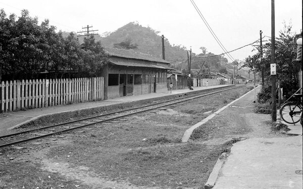 1965年3月26日，行經臺鐵公館站的鐵道，位置在今臺北市汀州路和基隆路口，遠方的山為蟾蜍山。（張哲生提供）