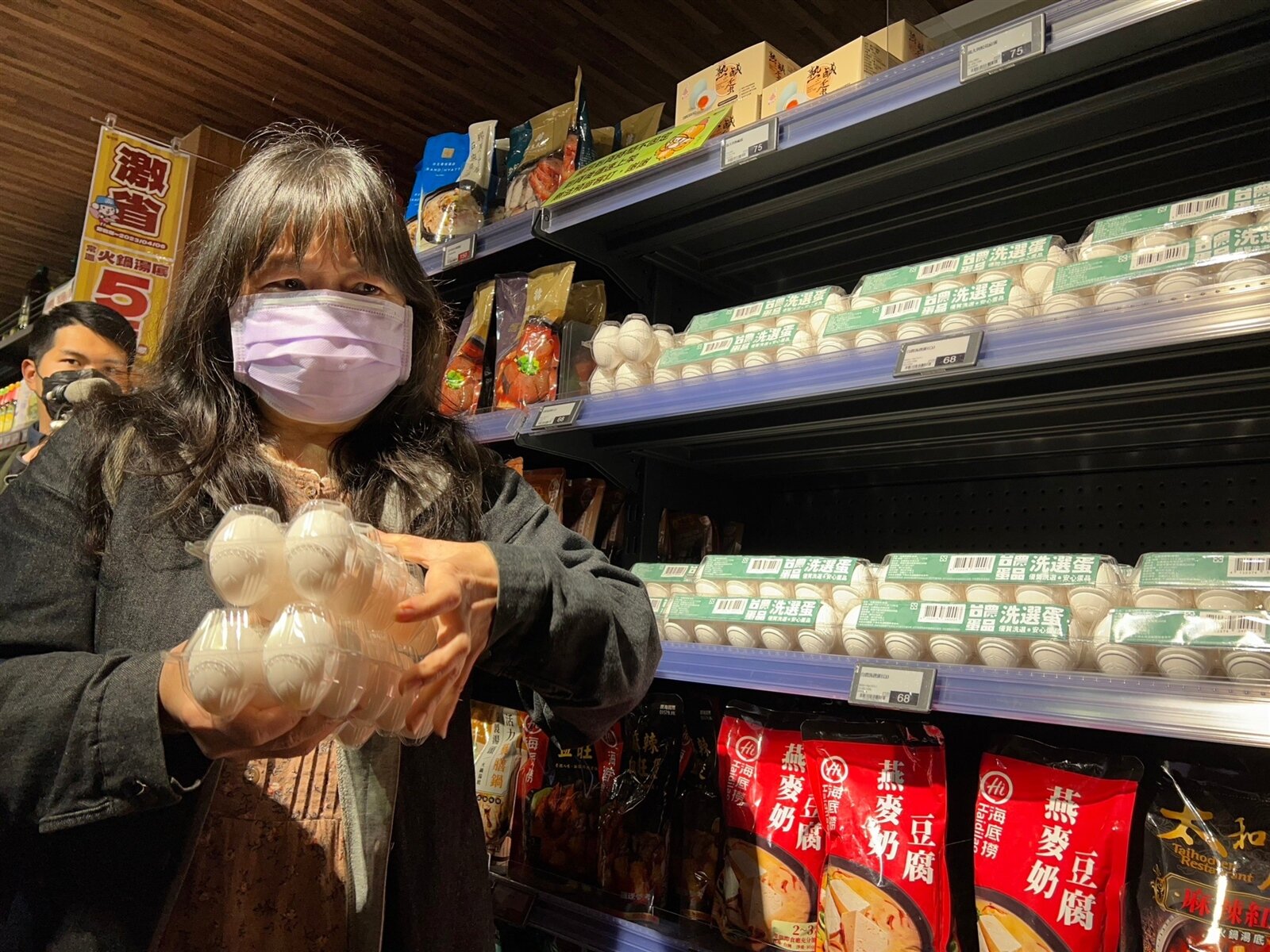 全聯南港旗艦店今天(3月29日)上午開賣常溫美國進口蛋,排隊頭香謝小姐約排隊20分鐘。記者陳立儀/攝影