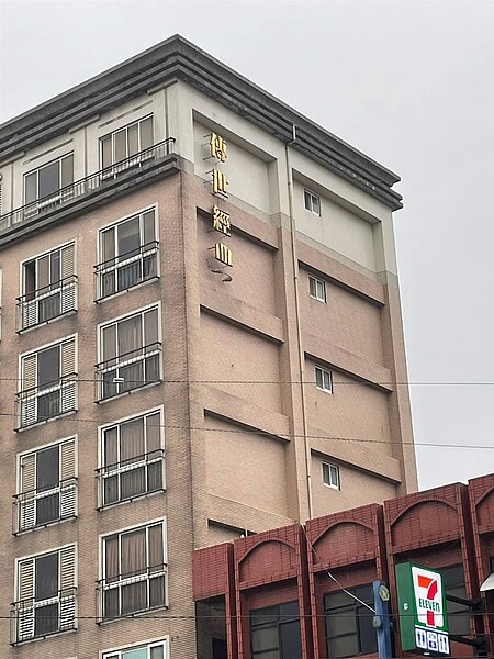這棟樓有味道!桃園華廈名「少兩撇」引注目 網笑翻:好狠的社區 「傳世經典」華廈名稱因部分字體有缺,引人側目。圖/截自臉書社團「路上觀察學院」