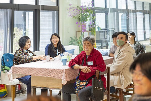 青年長輩一起在共居空間同樂。圖／新北市城鄉局提供