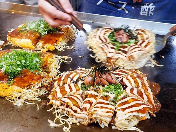 赤鐵主打「廣島燒」,受到許多民眾青睞。圖/擷取自赤鐵 廣島燒專賣店 - 赤峰店粉絲頁