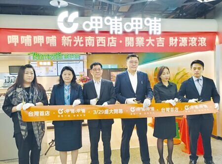 呷哺呷哺台北南西店29日開店,右三為呷哺集團國際事務部COO陳巨燁。圖∕李書良