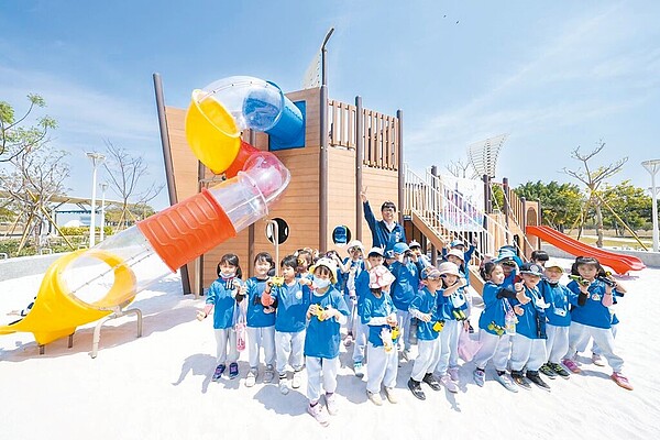 高市府近年來致力打造多座共融遊戲場及特色公園，高雄市長陳其邁表示，6月底前可開放34座，任內期待可達百處以上特色公園。（高市府提供／楊舒婷高雄傳真）