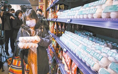 
農委會專案進口雞蛋29日在雙北量販店、超市上架首日超搶手，民眾排隊搶買，不到3分鐘就賣光。（羅永銘攝）
