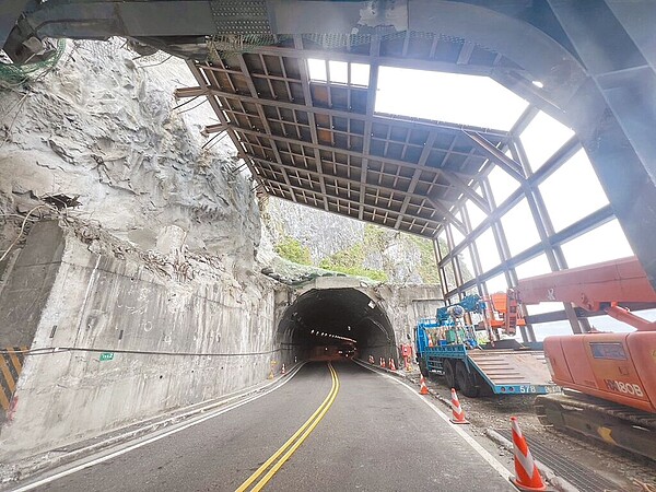 蘇花路廊台9線159.3公里大清水明隧道南口今年1月崩塌,公路總局展開搶修,提前於3月31日完成鋼棚架工程。(公路總局提供/王志偉花蓮傳真)
