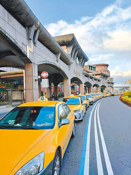 大台北地區計程車新運價4月1日實施,起跳價85元。(新北市交通局提供/葉德正新北傳真)