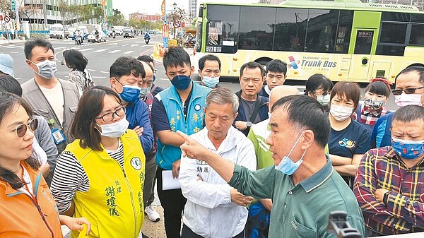 台中建國市場攤商們針對市場周圍停車格費率調整，向市府表達不滿。圖／鄭功進辦公室提供