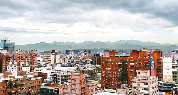 桃園市5月開徵囤房稅,多名議員主張近1億元的稅收要用在租屋弱勢族群,落實居住正義。記者鄭國樑/攝影