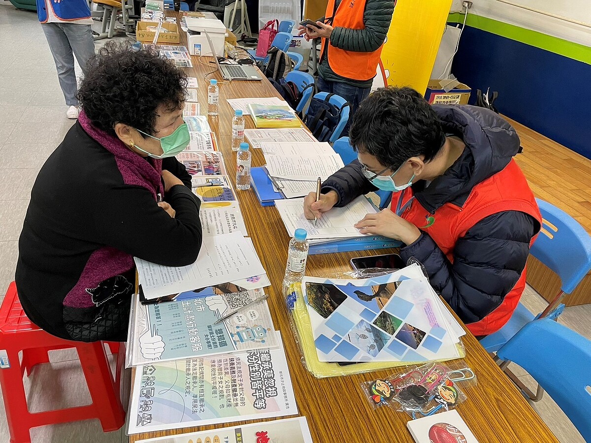 新北逾千筆土地、建物無人繼承,地政事務所提供「申辦繼承登記便利站」諮詢服務。圖/汐止地政事務所提供