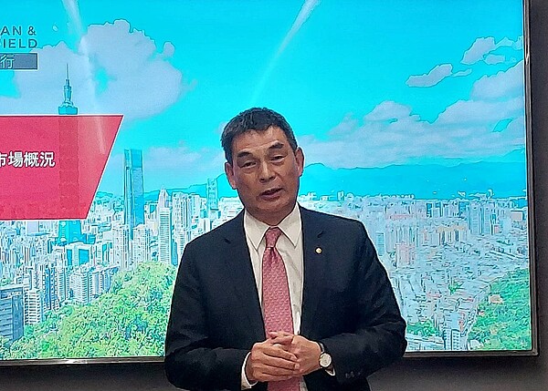 等開第一槍! 顏炳立看房市:就是等價、等量、等買氣 顏炳立分析今年房市,認為是「等價、等量、等買氣」,價修了、交易量才會出來,要觀察「誰開出降價第一槍,價跌10%才可見量」。圖/好房網News記者林和謙/攝