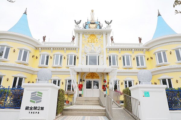 「全台最美公家機關」台南移民署廳舍自服務站搬遷後,由台南市環保局接棒整修並推出「藏金閣二館」,於清明連假期間開放參觀。圖/台南市政府提供