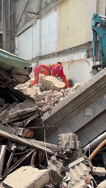 台灣大道一段299巷10號,一棟2層樓建築物發生倒塌。圖/TCPB 局長室提供