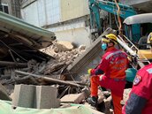 台中台灣大道「2樓老宅」突倒塌！3人壓在瓦礫堆下　1人現場無生命跡象