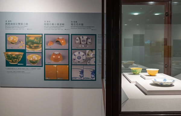 「文物檢測與修復在故宮」特展今開幕，除展出破損瓷器與修復紀實影片，也展出書畫、古籍檔案、器物與織品等故宮文物四大類型修復室，因應不同材質與文物類型提出的修復方案與完成品。圖為修復後的三件瓷器在故宮展出。圖／故宮提供