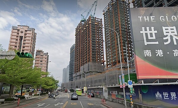 住宅銷7成、企業掃商辦!北市東區門戶最大建案這麼夯? 位於南港車站旁,具備四鐵共構及東區門戶計劃核心樞紐位置的世界明珠,有住宅六棟及商辦大樓兩棟,目前住宅銷售已近七成。圖/google map