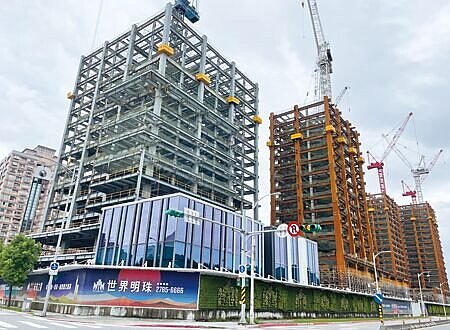 
戴德梁行取得南港辦公地標「世界明珠」A棟辦公大樓獨家租賃和銷售代理權。圖∕蔡惠芳
