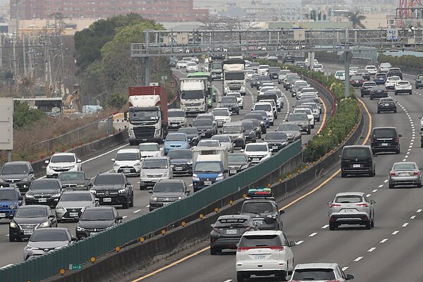 清明連假明起5天，高公局預估明天南向車流量最大。聯合報系資料照